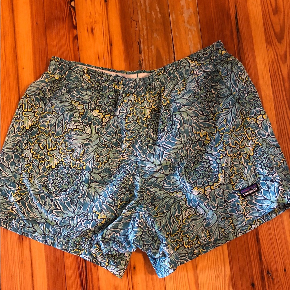Patagonia Women’s 5 in. Baggies- medium shorts